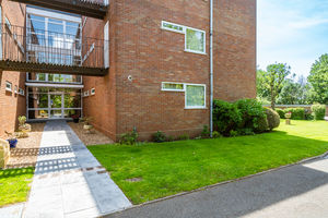 SECURE COMMUNAL ENTRANCE- click for photo gallery